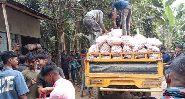 দোয়ারাবাজারের নরসিংপুর সীমান্তে একটি বাড়ি থেকে ৩০০ বস্তা রসুন জব্দ
