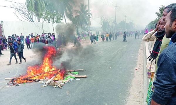 গাজীপুরে বেক্সিমকোর কারখানা খোলার দাবিতে বিক্ষোভ ৪ ঘণ্টা সড়ক অবরোধ