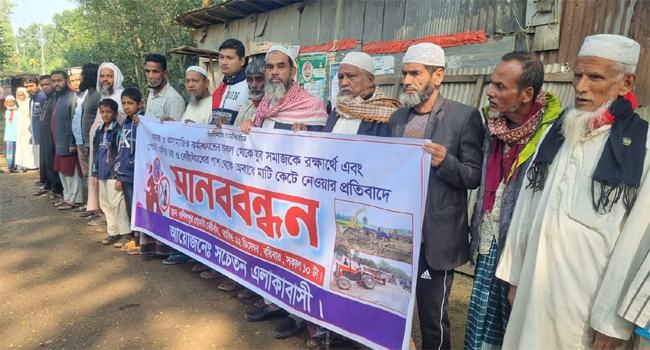 দেবিদ্বারে গোমতী নদীর বেড়িবাঁধ রক্ষার দাবি স্থানীয়দের