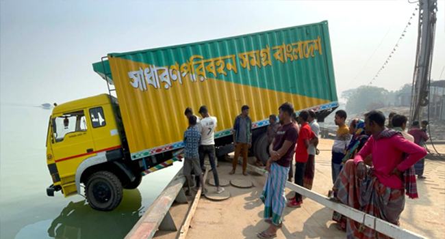দৌলতদিয়ায় পন্টুনে ট্রাক আটকে ঘাট বন্ধ