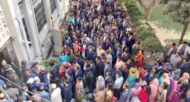 কমিশনের সুপারিশ ঘিরে প্রশাসন ও অন্য ক্যাডারদের মধ্যে দ্বন্দ্ব বাড়ছে