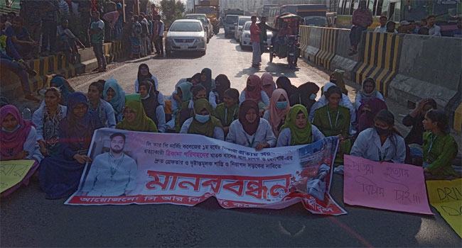সাভারে প্রশাসনের আশ্বাসে সাড়ে ৩ ঘণ্টা পর যান-চলাচল স্বাভাবিক