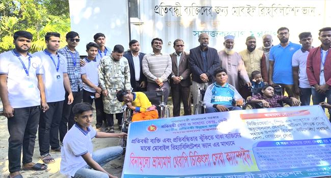 ফেনীতে প্রতিবন্ধীদের হুইল চেয়ার বিতরণ