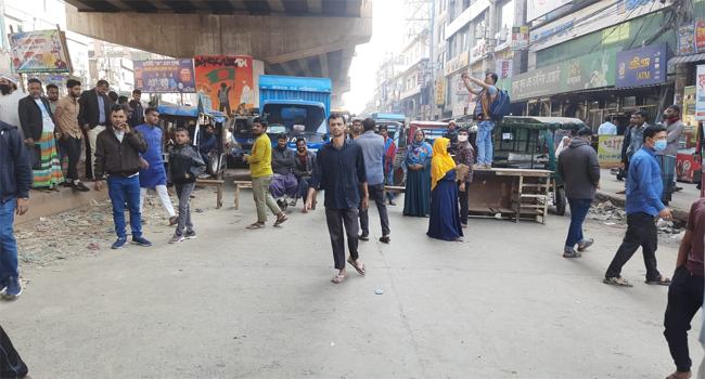 বিনা শর্তে দাবি মেনে নেয়ার আশ্বাসে সাড়ে ৩ ঘণ্টা পর সড়ক ছাড়ল শ্রমিকরা