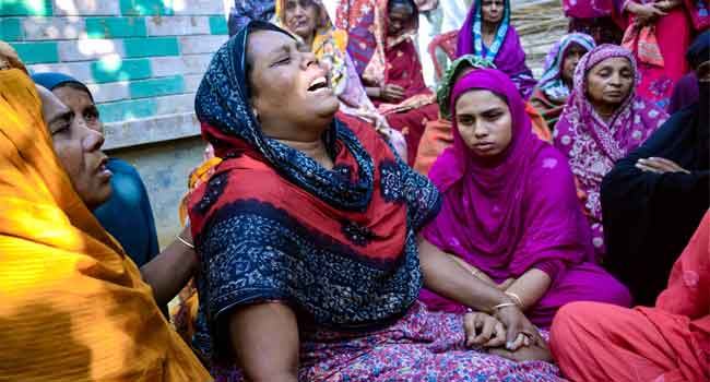 ‘আমার মনি ওই যে গিলো, আর আলো না’