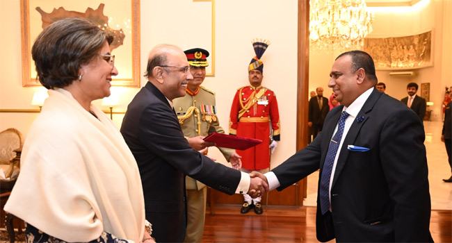 পাকিস্তানের প্রেসিডেন্টের কা‌ছে নবনিযুক্ত বাংলাদেশী দূতের পরিচয়পত্র পেশ