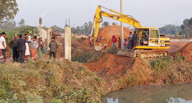 সিংড়ায় খালের বাঁধ অপসারণে অভিযান শুরু