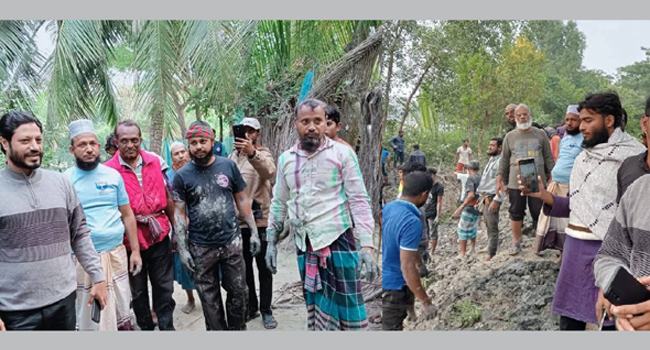 বাগেরহাটে স্বেচ্ছাশ্রমে জামায়াতের বেড়িবাঁধ নির্মাণ