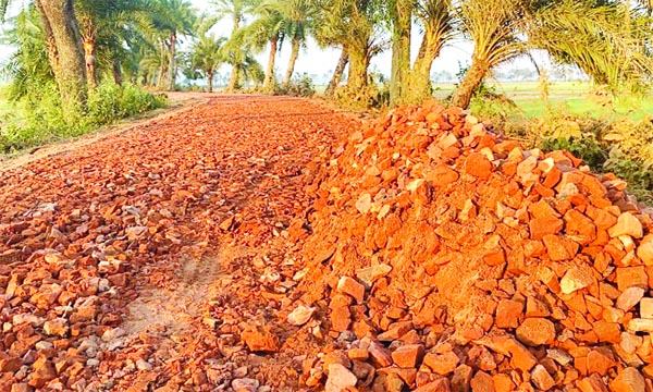 বড়াইগ্রামে সড়ক সংস্কারে নিম্নমানের সামগ্রী ব্যবহার