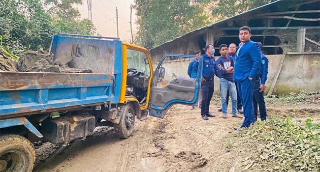 ফেনীতে ফসলি জমির মাটি কাটায় ট্রাক জব্দ, ৫০ হাজার টাকা জরিমানা