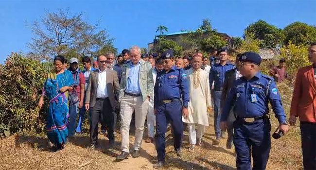 পুড়িয়ে দেয়া ত্রিপুরা পাড়ায় পার্বত্য উপদেষ্টা