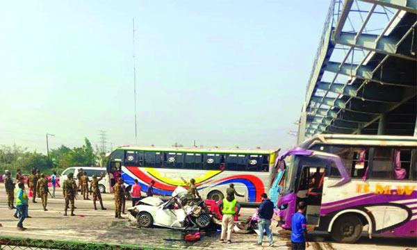 টোলপ্লাজায় বাসের ধাক্কায় এক পরিবারের ৪ জনসহ ঝরল ৬ প্রাণ