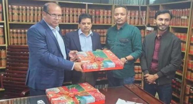 মিত্রদের শীতের পিঠা বিতরণ করছে বিএনপি