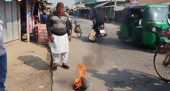 জয়পুরহাটে মুজিবকোটে আগুন দিয়ে আ’লীগ নেতার দলত্যাগ