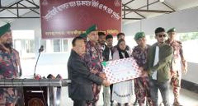 বৈষম্যবিরোধী ছাত্র আন্দোলনে আহত শাহিনকে বিজিবির অর্থ সহায়তা