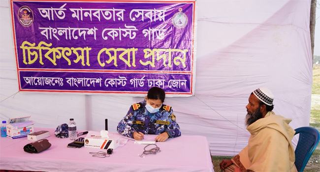 মাওয়ায় বিনামূল্যে চিকিৎসা সেবা বাংলাদেশ কোস্ট গার্ডের