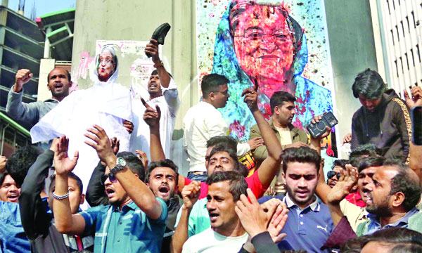 ঢাবিতে ফের হাসিনার ছবি অঙ্কন করে জুতা নিক্ষেপ