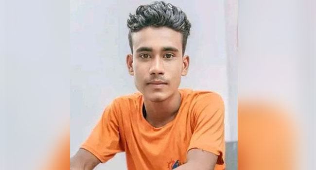 ছেলের কথা কিছুতেই ভুলতে পারছেন না, প্যান্ট বুকে জড়িয়ে এখনও কাঁদেন শহীদ সবুজের মা