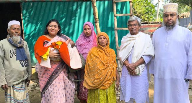 শহীদ রুবেলের নবজাতক শিশুকে দেখতে মিষ্টি নিয়ে গেলেন ইউএনও