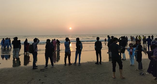 কক্সবাজার সৈকতে বছরের শেষ সূর্যকে বিদায় জানিয়েছেন লাখো পর্যটক