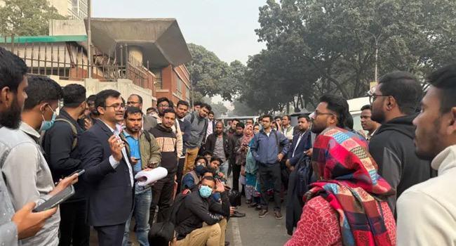 ৪৩ তম বিসিএসে বাদ পড়াদের সচিবালয়ের সামনে অবস্থান