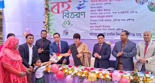 মুন্সীগঞ্জে শিক্ষার্থীদের নতুন বই বিতরণ
