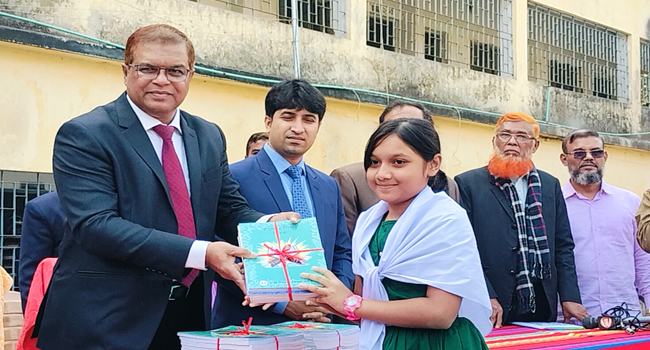 ভোলায় শিক্ষার্থীদের মাঝে নতুন বই বিতরণ