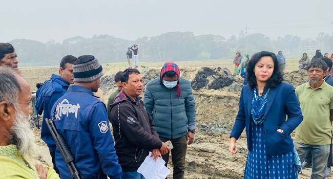 কালীগঞ্জে কৃষি জমির মাটি কেটে ইটভাটায় বিক্রি, জরিমানা