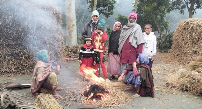 শীতে বিপর্যস্ত কুড়িগ্রামের মানুষ, খুঁজছে উষ্ণতা
