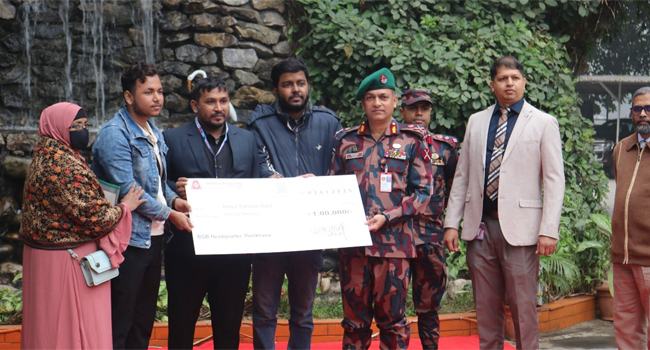 বৈষম্যবিরোধী আন্দোলনে আহত রাতুলকে আর্থিক সহায়তা দিলো বিজিবি
