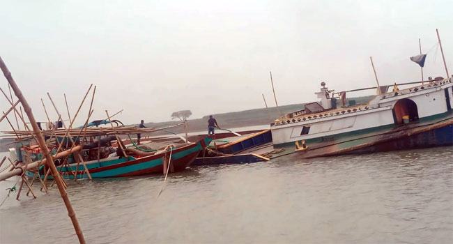 হাওরে একদিকে নদী তীর রক্ষায় শতকোটি খরচ, অনদিকে বেপরোয়া বালু লুট