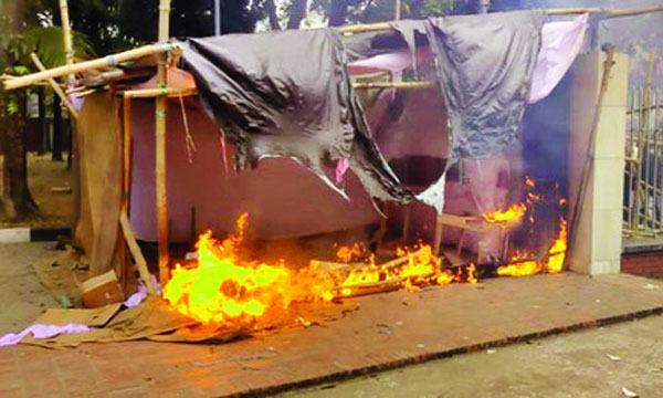 এবার ভাঙচুরের সাথে আগুন