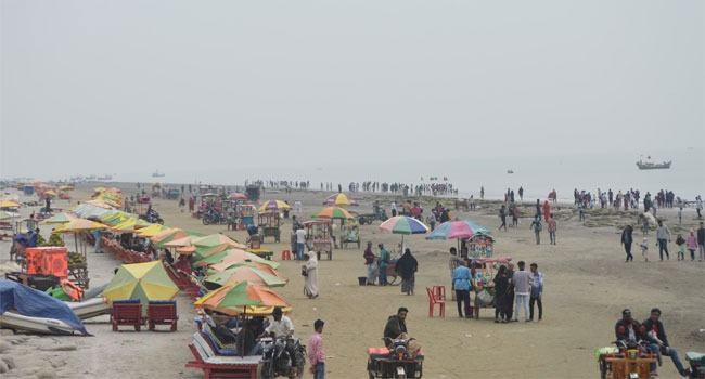 পৌষের শীত উপেক্ষা করে পর্যটকে মুখর কুয়াকাটা