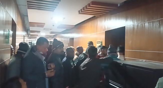 ছুটির দিনে সারাদেশ থেকে খামারবাড়ি ডেকে এনে টাকা তুলছে প্রকল্প অফিস