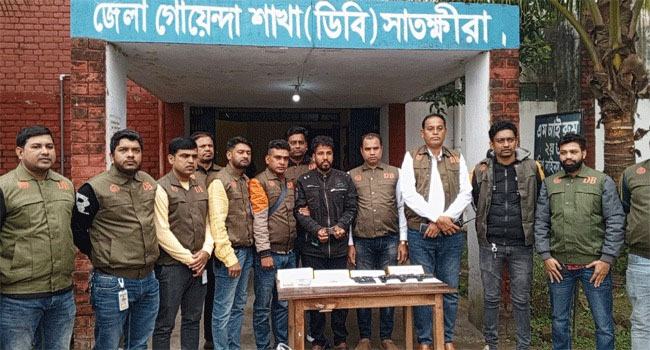 সাতক্ষীরার দেবহাটায় তিন পিস্তল ও গুলিসহ গ্রেফতার ১
