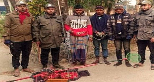 টাংগুয়ার হাওর থেকে মাছ ধরার ইলেকট্রনিক যন্ত্রসহ আটক ৩