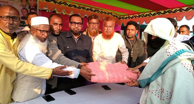 রায়গঞ্জ ও সলঙ্গায় শীতার্তদের মাঝে কম্বল বিতরণ