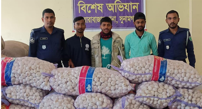 দোয়ারাবাজার সীমান্তে ৬২ বস্তা রসুনসহ আটক ৩