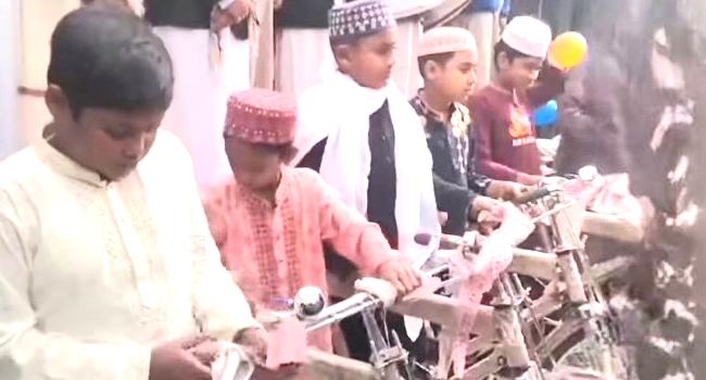 ঈশ্বরদীতে নিয়মিত নামাজ আদায়ে ১৮ শিশুকে বাইসাইকেল উপহার