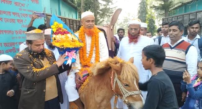 গফরগাঁওয়ে ঘোড়ার চড়ে স্কুল শিক্ষকের বিদায়