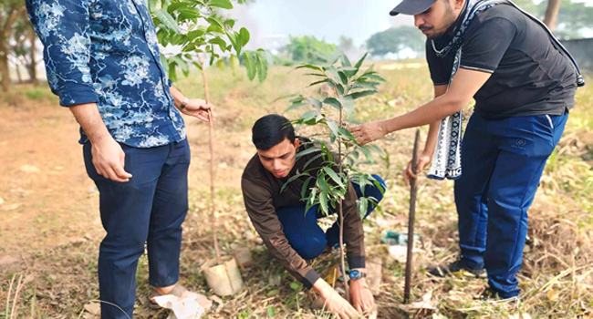 রাজধানীতে ছাত্রদল নেতা সারোয়ারের উদ্যোগে বৃক্ষরোপণ
