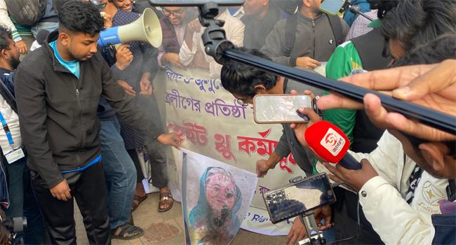 ছাত্রলীগের প্রতিষ্ঠাবার্ষিকীতে ঢাবি শিক্ষার্থীদের জুতা নিক্ষেপ কর্মসূচি পালন