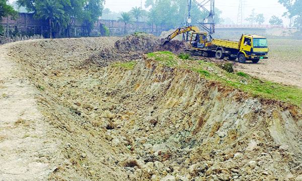 ভালুকায় খাল খননের মাটি যাচ্ছে বাসাবাড়ি ও ইটভাটায়