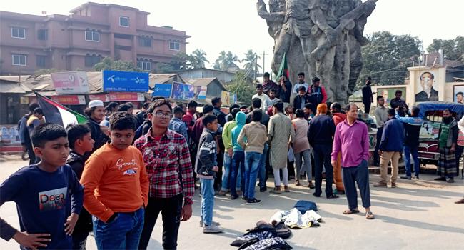 পাঁচবিবিতে জুলাই বিপ্লবের গ্রাফিতিতে জয়বাংলা লেখার প্রতিবাদে সড়ক অবরোধ