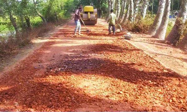 আমতলীতে নিম্নমানের নির্মাণসামগ্রী দিয়ে সড়ক নির্মাণের অভিযোগ