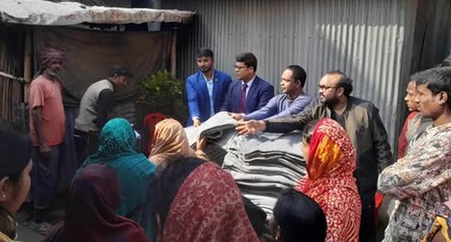 চাটমোহরে উপজাতি সম্প্রদায়ের মধ্যে কম্বল বিতরণ