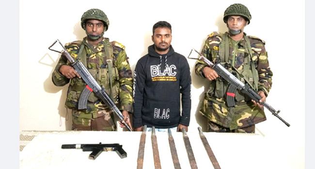 চৌদ্দগ্রামে সেনাবাহিনীর অভিযানে অস্ত্রসহ যুবক আটক