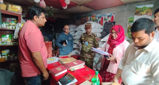 বাগাতিপাড়ায় সার মজুত ও অধিক দামে বিক্রির দায়ে ২ লাখ ১০ হাজার টাকা জরিমানা