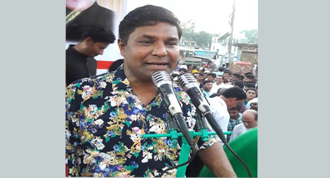 সাবেক হুইপ কমলের ক্যাশিয়ার তপনকে পুলিশে দিল ছাত্র-জনতা