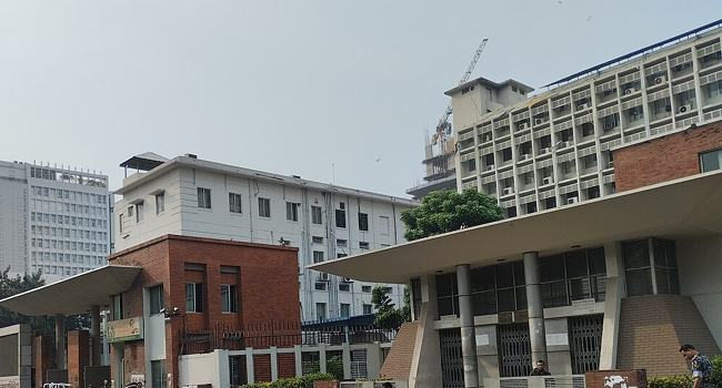 সচিবালয়ের সামনে পুলিশের সাথে প্রাইম এশিয়া ইউনিভার্সিটির শিক্ষার্থীদের পাল্টাপাল্টি ধাওয়া